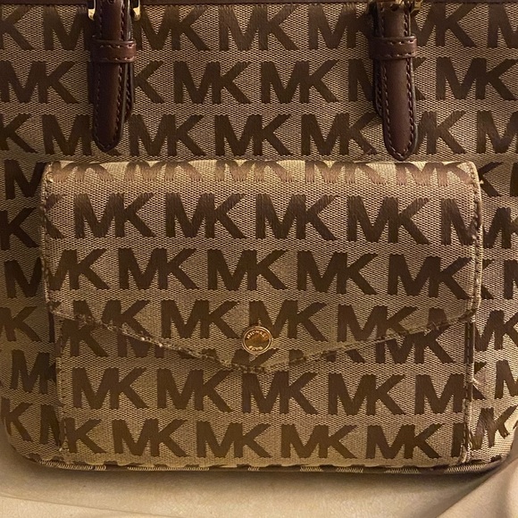 Michael Kors monogram tote style bag with leather handles in brown and tan - Picture 14 of 15